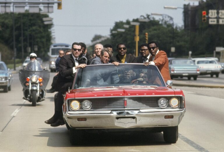 Bill Eppridge, Campagna elettorale di Bobby Kennedy con l’ex pugile Tony Zale e le star della N.F.L. Lamar Lundy, Rosey Grier e Deacon Jones, Indiana, 1968 © Bill Eppridge