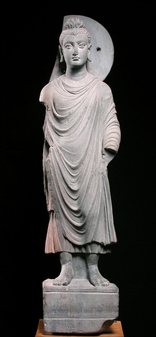 Buddha stante. Pakistan settentrionale, Arte del Gandhāra, II III secc. d. C. Museo della Civiltà museo d’arte orientale ‘Giuseppe Tucci’, Roma