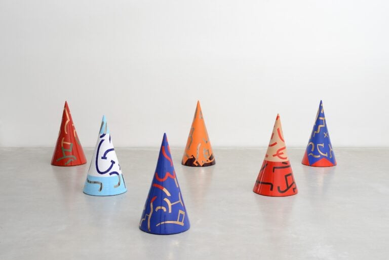 Carla Accardi, Coni, 2003. Ceramiche policrome installazione di 6 coni, photo MICHELE ALBERTO SERENI