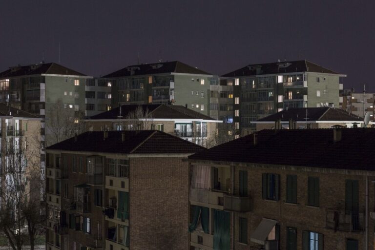 Dario Bosio DARST, Veduta delle case popolari nel Quartiere Mirafiori da via Pomavia Scarsellini, Torino, 2018