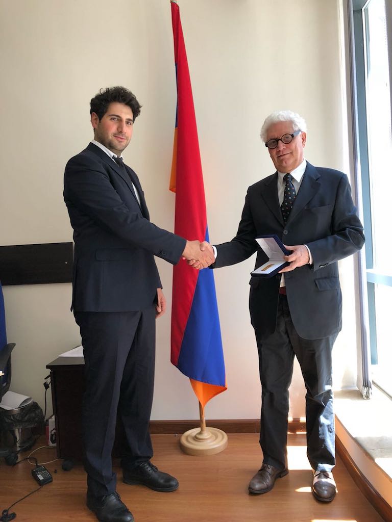 L’italiano Demetrio Paparoni riceve la medaglia d’oro dal Ministro armeno alla Cultura Tigran Gals