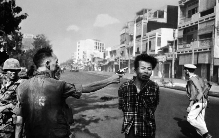 Eddie Adams, Il caporal maggiore Nguyen Ngoc Loan della polizia nazionale sudvietnamita giustizia un ufficiale viet-cong, Saigon, Vietnam, 1968 © Eddie Adams/ © AP