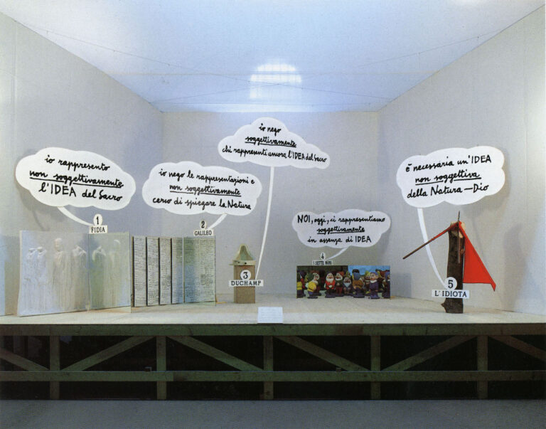 Enzo Mari, Dialogo tra Fidia, Galileo, Duchamp, i sette Nani, l’Idiota, 1986, Installazione polimaterica di 23 pezzi