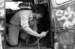 Gordon Matta-Clark che taglia con la fiamma ossidrica il suo Graffiti Truck, 1973 ca. Courtesy The Estate of Gordon Matta-Clark e David Zwirner © 2018 The Estate of Gordon Matta-Clark - ADAGP, Parigi