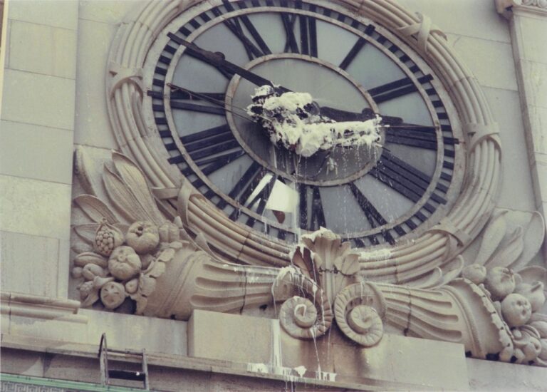 Gordon Matta-Clark, Clockshower, 1973. Courtesy The Estate of Gordon Matta-Clark e David Zwirner © 2018 The Estate of Gordon Matta-Clark - ADAGP, Parigi