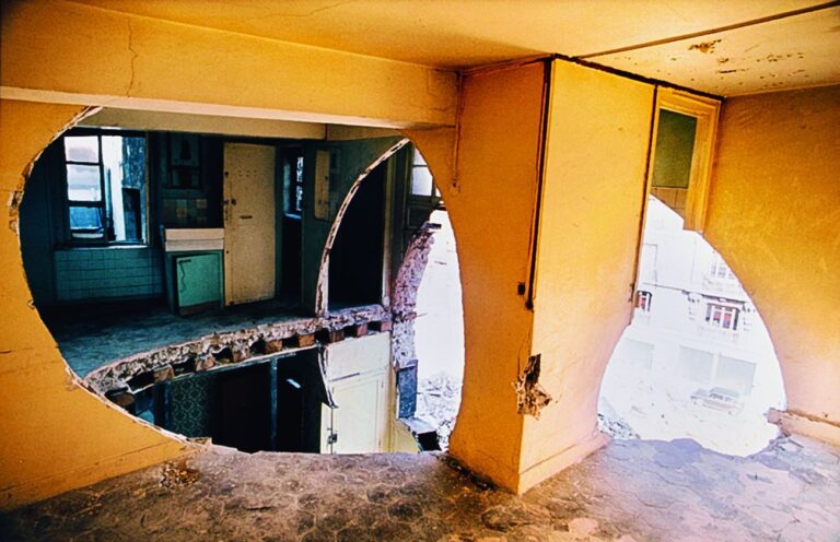 Gordon Matta-Clark, Conical Intersect, 1975. Courtesy The Estate of Gordon Matta-Clark e David Zwirner © 2018 The Estate of Gordon Matta-Clark - ADAGP, Parigi