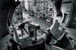 Harry Gruyaert , Gordon Matta-Clark e Gerry Hovagimyan che lavorano a Conical Intersect. Rue Beaubourg, 1975 © Harry Gruyaert - Magnum Photos