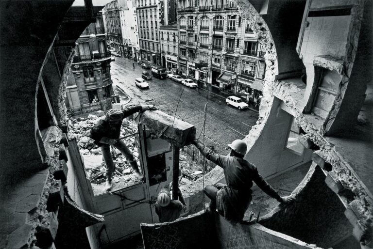 Harry Gruyaert , Gordon Matta-Clark e Gerry Hovagimyan che lavorano a Conical Intersect. Rue Beaubourg, 1975 © Harry Gruyaert - Magnum Photos