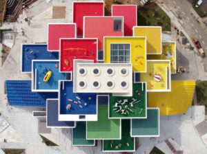 Nasce in Danimarca la Lego House. Dai mattoni ai mattoncini con lo studio BIG. Le immagini