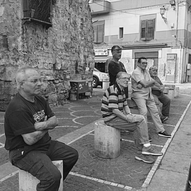 I residenti di Ballarò osservano i progressi di uno dei cinque nuovi murales a Porta SantAgata. Foto Santo Vuono dalla pagina Facebook di SOS Ballarò Riqualificare Palermo, tra grandi vuoti e piccoli passi. Murales (con polemiche) a Ballarò