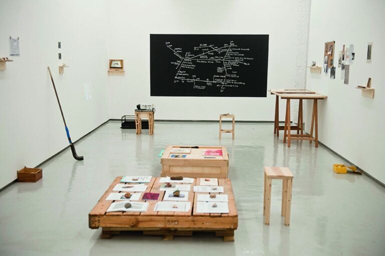 Icaro Lira, Campo General, 2015, installation view alla Central Galeria de Arte, São Paulo. Courtesy Moraes Barbosa Collection, São Paulo. Photo credit Isadora Brant