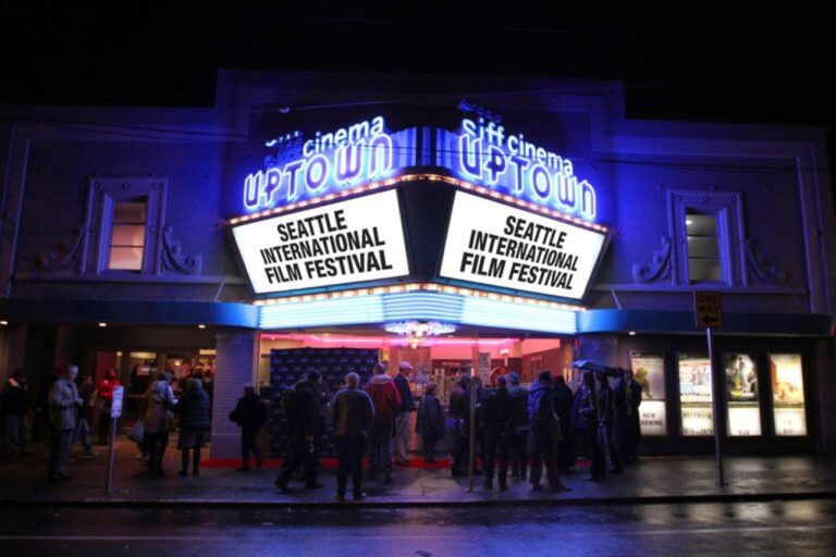 Il cinema in cui si svolge il SIFF – Seattle International Film Festival by night