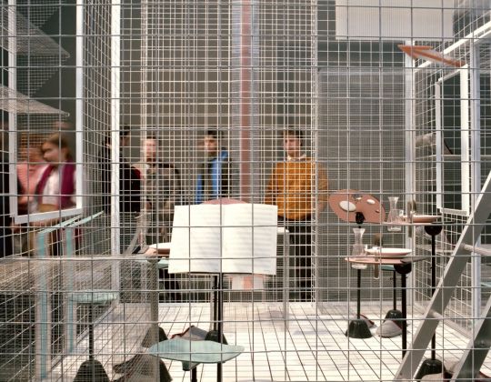 Il progetto domestico, XVII Triennale di Milano, 1986 Achille Castiglioni, Sei persone per 72 m3 © Eredi di Luigi Ghirri. Courtesy Editoriale Lotus
