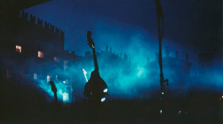 Mantova, piazza Sordello, 1988 © Eredi di Luigi Ghirri. Courtesy Editoriale Lotus