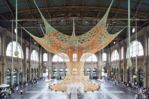 Ernesto Neto porta la “foresta amazzonica” nel cuore della stazione di Zurigo. Le immagini