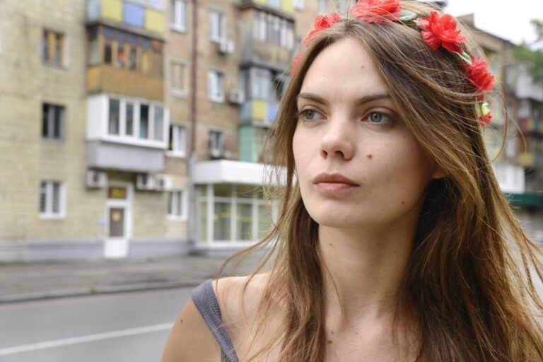 Oksana Shachk foto dal film I am Femen In morte di Oksana Shachko, femminista inquieta. Le Femen, la pittura, il suicidio