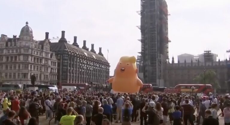 Schermata 2018 07 20 alle 17.04.35 Trump Baby, il gonfiabile della protesta contro il presidente USA è conteso dai musei di Londra