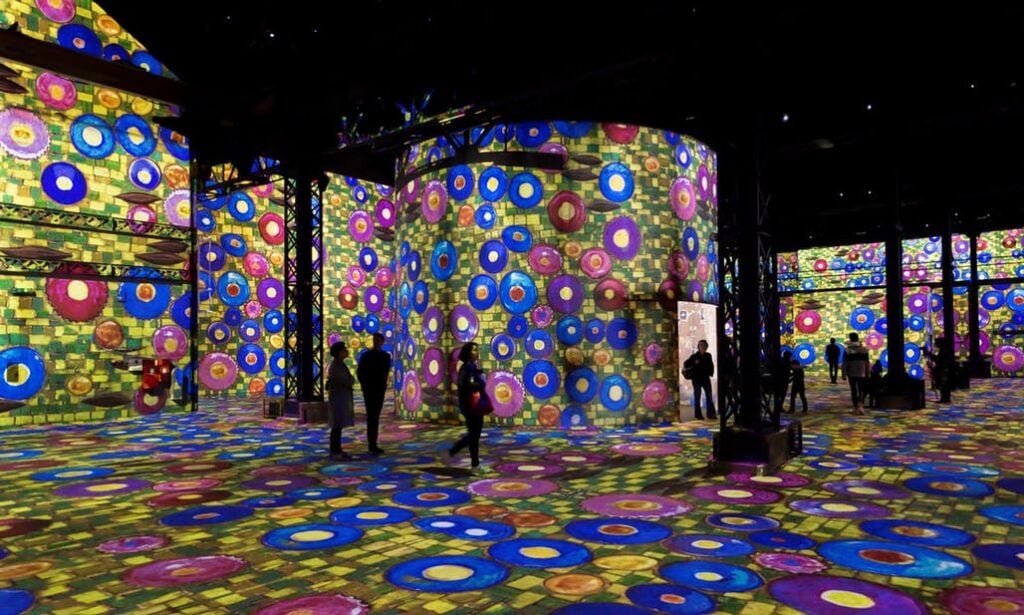 Boom di visitatori per l’Atelier des Lumières a Parigi, il primo museo d’arte digitale