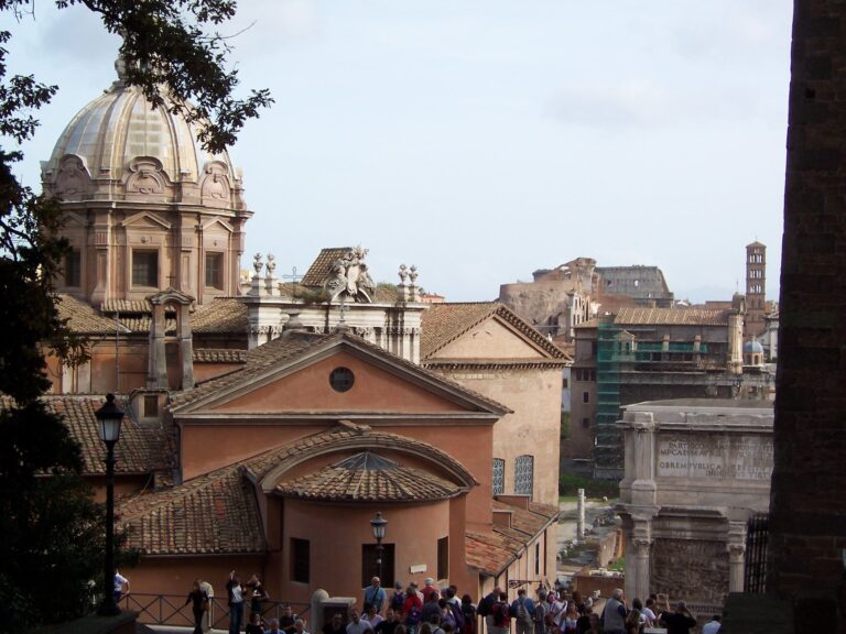 La chiesa di San Giuseppe dei Falegnami a Roma prima del crollo