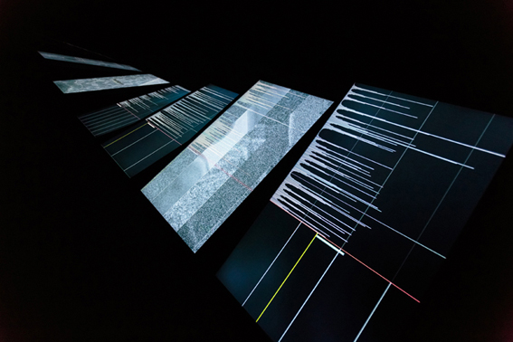 Ryoichi Kurokawa ad/ab Atom 2017 Installazione audiovisiva (7 display, audio 4 canali), 8 minuti © L’artista. Courtesy di GNRation. Foto: Hugo Sousa