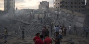 Un raid israeliano distrugge un centro culturale a Gaza. Gli artisti insorgono