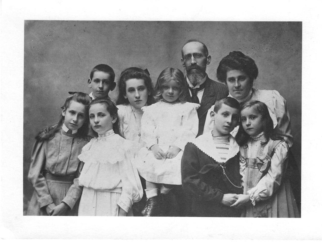 Adolfo Wittgens de Streytenau con la moglie Margherita Righini, i figli e le figlie, 1909 10. Milano, Fondazione Elvira Badaracco