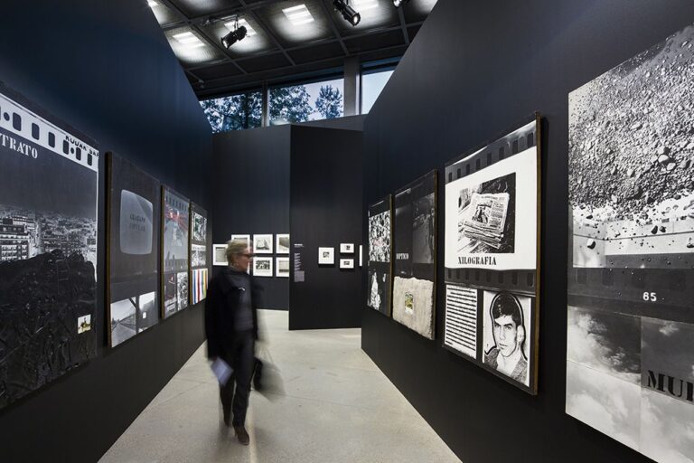 América Latina 1960 2013, exhibition view at Fondation Cartier pour l’art contemporain, Parigi novembre 2013 aprile 2014 © Luc Boegly