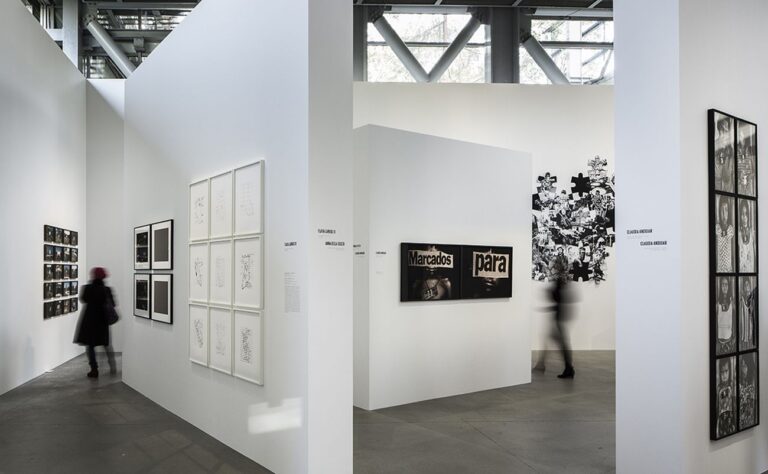 América Latina 1960 2013, exhibition view at Fondation Cartier pour l’art contemporain, Parigi novembre 2013 aprile 2014 © Luc Boegly