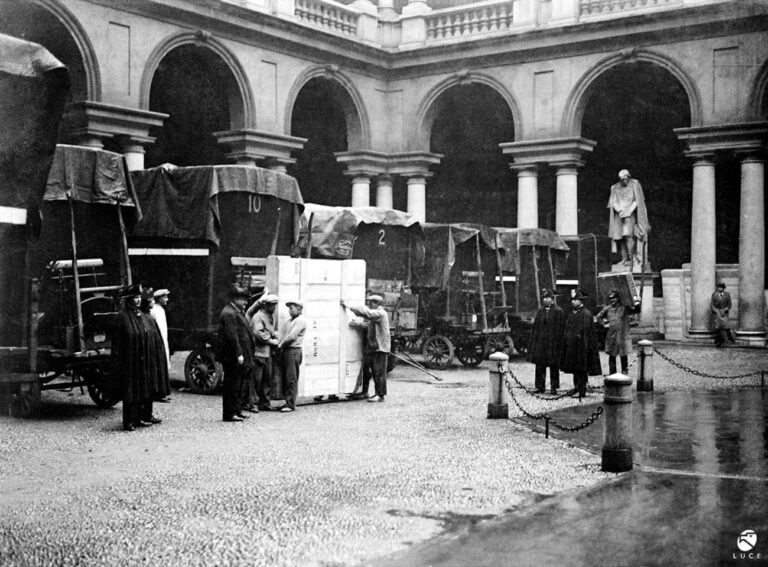 Brera in guerra, il cortile. Le opere imballate prima della partenza verso un ricovero sicuro, 1942 43. Roma, Archivio Storico Istituto Luce