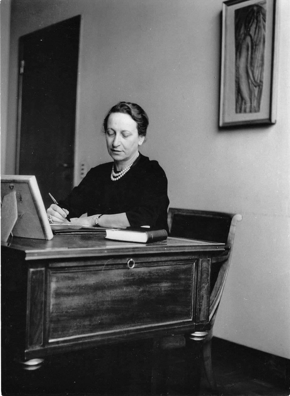 Fernanda Wittgens em seu escritório em Brera, por volta de 1955.  Milão, Laboratório fotorradiográfico da Pinacoteca di Brera