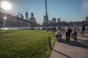 Dumbo, New York. Sotto il Brooklyn Bridge c’è The Fence, la più grande mostra di foto