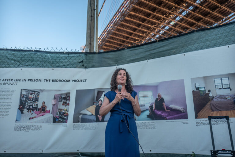 Francesca Magnani 1530449 Dumbo, New York. Sotto il Brooklyn Bridge c'è The Fence, la più grande mostra di foto