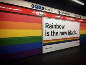 Rainbow is the New Black. Un arcobaleno (in metropolitana) è per sempre. Pride e Netflix a Milano