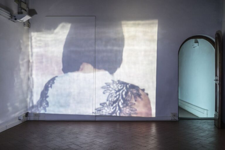 Lee Kit, Tell, 2018. Video in loop. Courtesy l'artista e galleria Massimo De Carlo, Milano Londra Hong Kong. Photo OKNOstudio