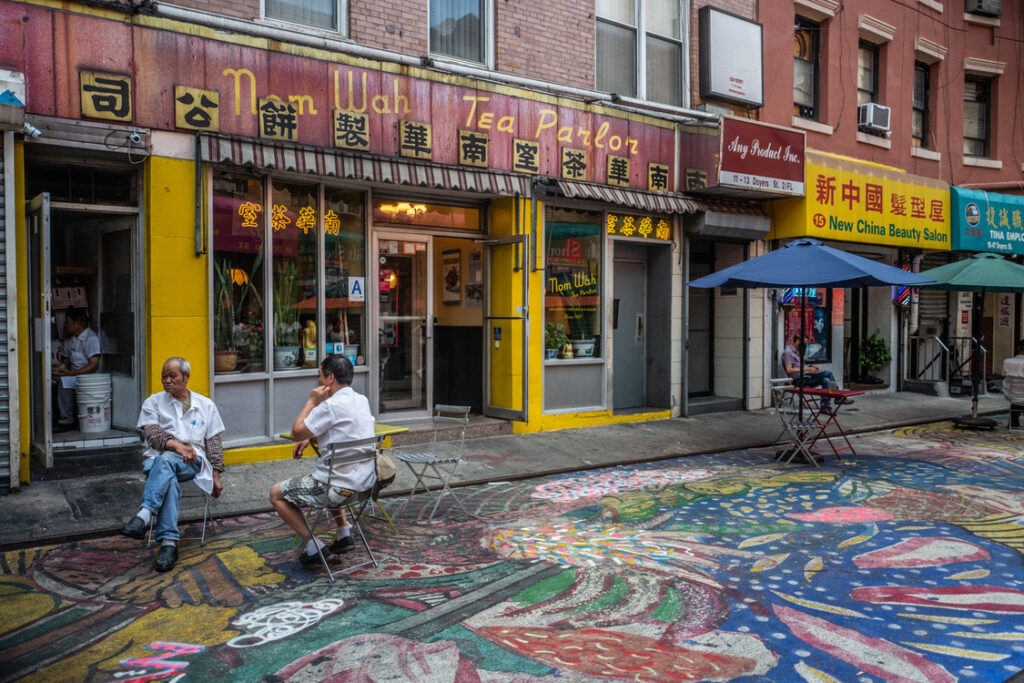 Un murale dell’artista cinese Chen Dongfan sull’asfalto di Chinatown a New York. Le immagini