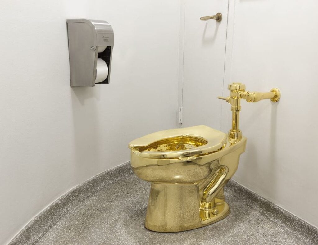 La toilette d’oro di Maurizio Cattelan in mostra alla Blenheim Art Foundation in Inghilterra
