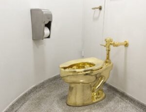 La toilette d’oro di Maurizio Cattelan in mostra alla Blenheim Art Foundation in Inghilterra