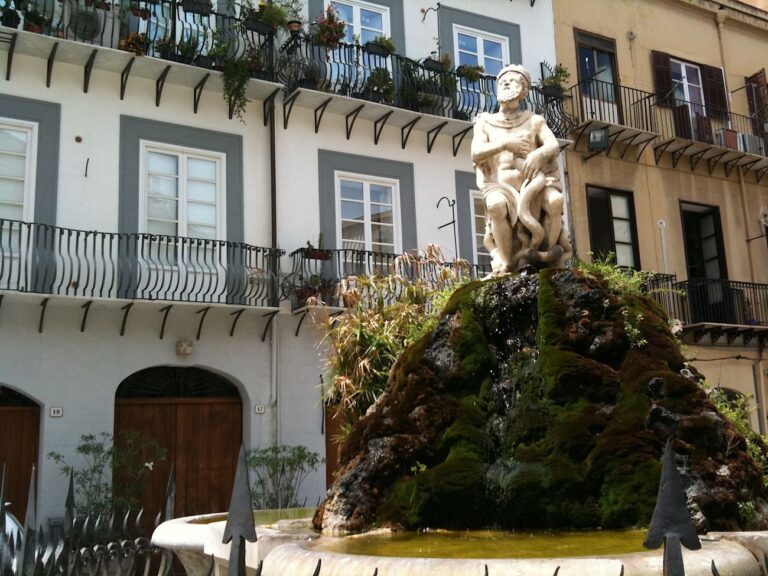 Palermo botanica. Muschi sulla Fontana del Genio. Photo Claudia Zanfi