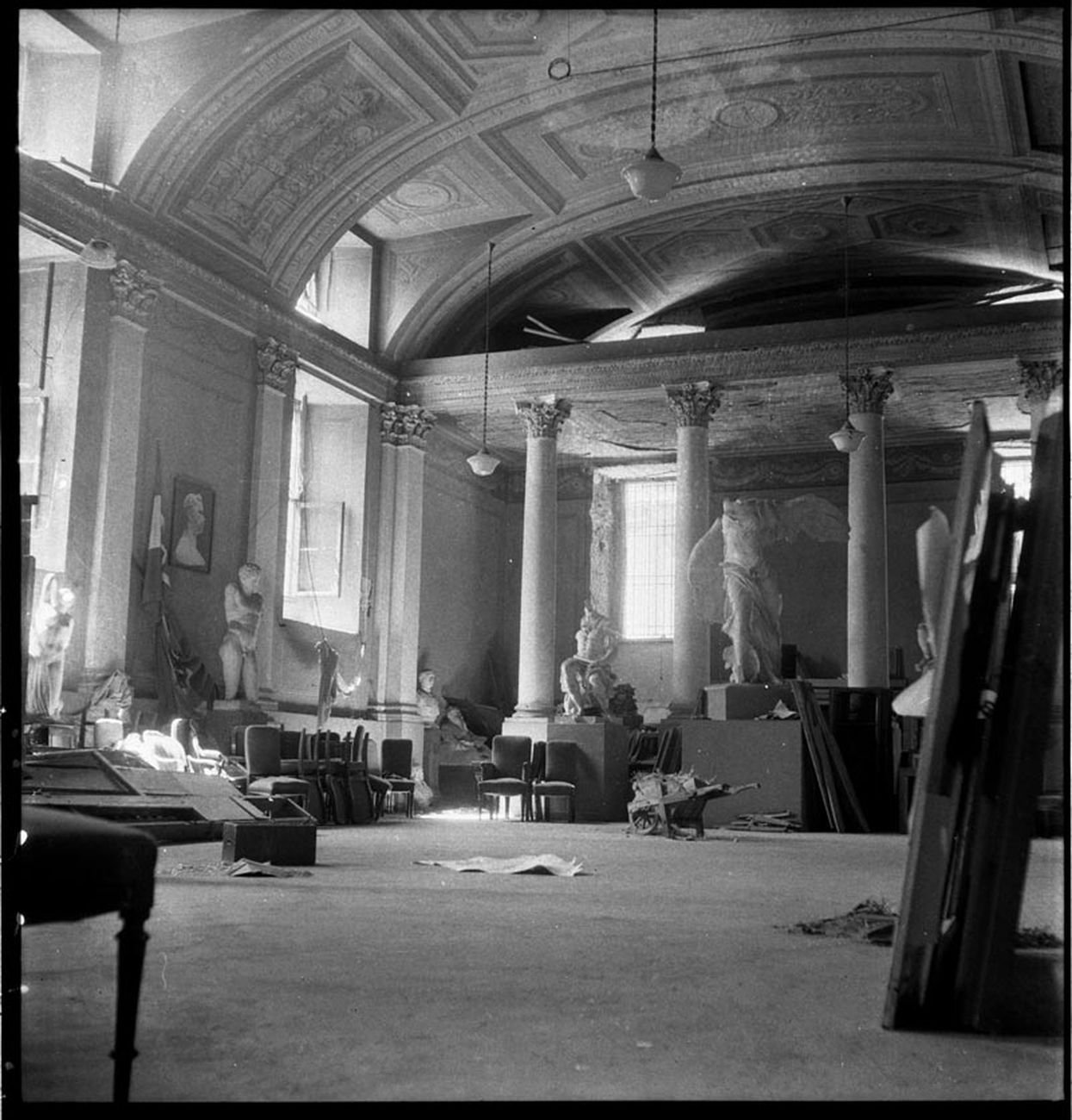 Publifoto, Le sale dell’Accademia di Belle Arti devastate dai bombardamenti, agosto 1943. Milano, Archivio Publifoto
