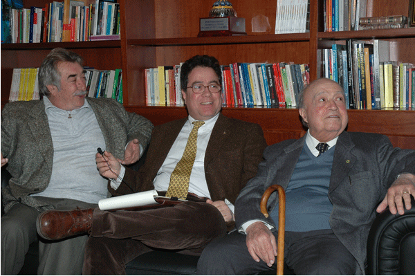 Una vecchia foto di Cecè Paladino (a sx), con i due archeologici Sebastiano Tusa e Vincenzo Tusa (padre e figlio)