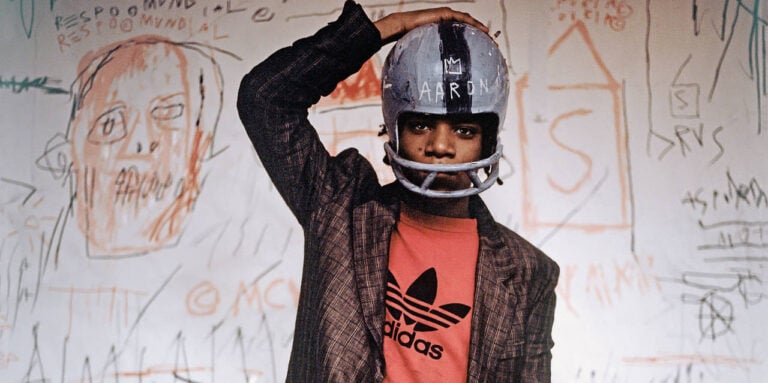 csm NEU Header39L Basquiat Jean Michel Basquiat wearing an American football helmet 1981 b1e5f0dbe3 Su Sky Arte: la storia di Jean-Michel Basquiat