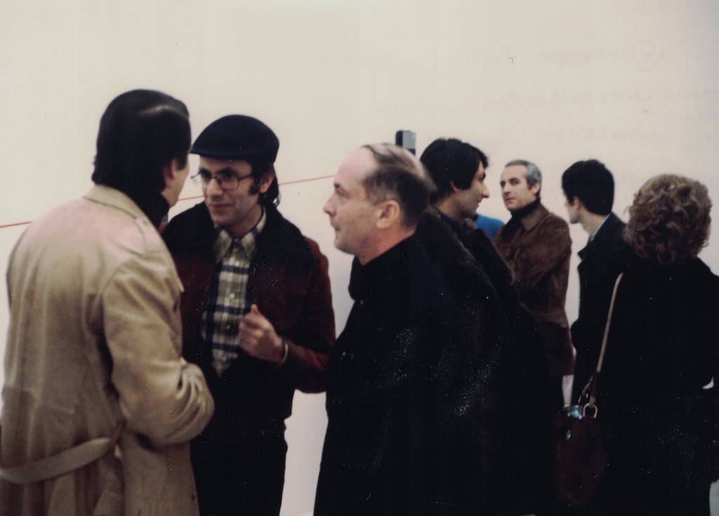 Enzo Cannaviello e Vincenzo Agnetti durante la sua personale in galleria, 1975