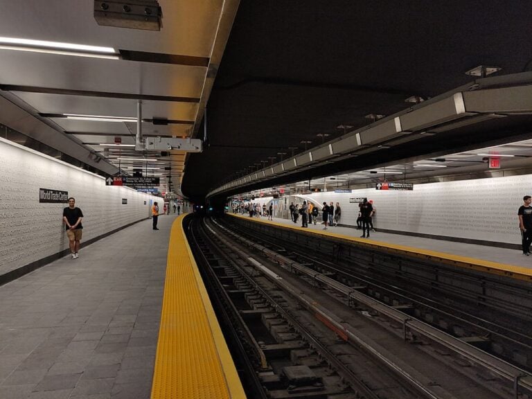 1024px WTCCortlandtSubwayPlatformsReOpeningDayWideShot A 17 anni dal crollo delle Torri Gemelle riapre a New York la stazione della metro di WTC Cortland