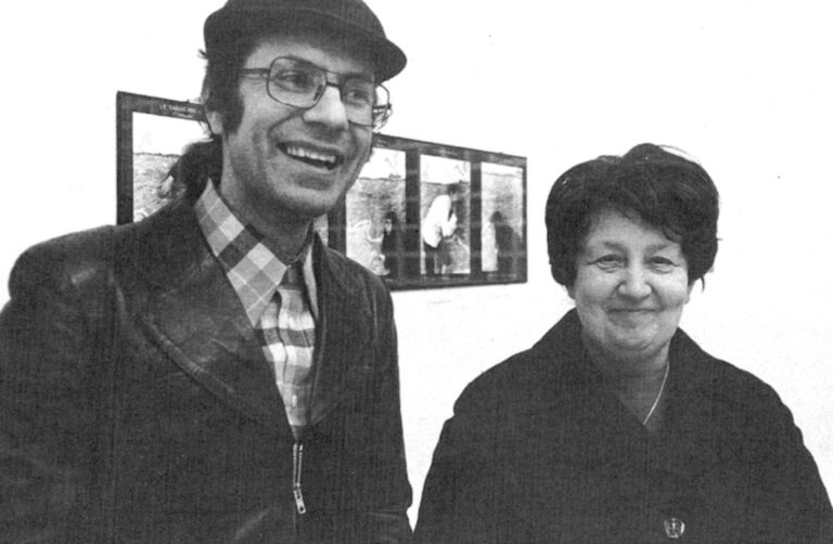 1975 Piazza de' Massimi, Enzo Cannaviello con Ileana Sonnabend alla mostra di Christian Boltanski