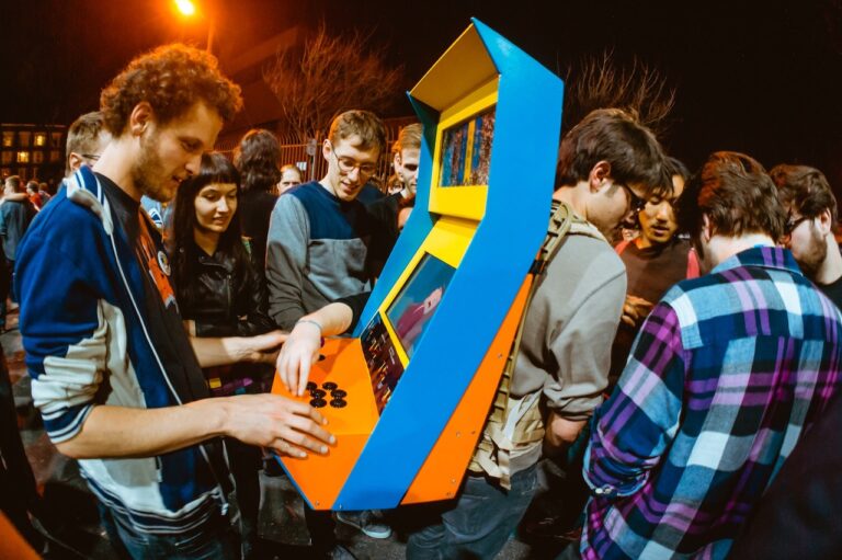 Arcade Backpack. UCLA Games Lab Photo by Robin Baumgarten Il Victoria & Albert Museum dedica una grande mostra ai videogiochi