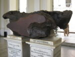 Bendegó meteorite front National Museum Rio de Janeiro Il National Museum of Brazil a Rio de Janeiro è in fiamme. Si teme per la collezione