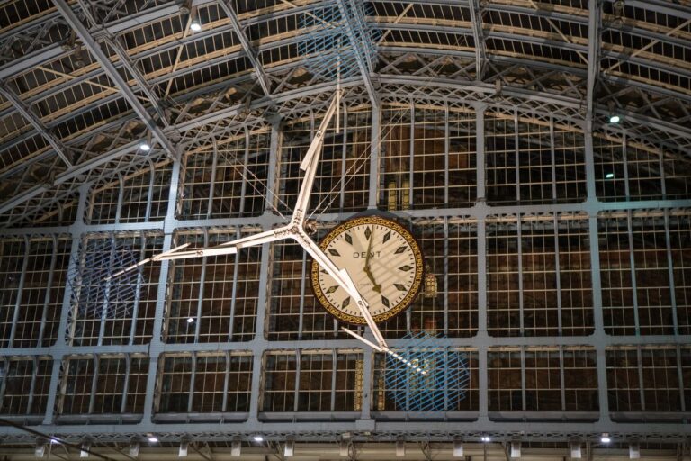 Conrad Shawcross, The Interpretation of Movement (a 9.8 in blue), 2017. St Pancras International. Courtesy of the artist and Victoria Miro, London Venice. Photo Marc Wilmot