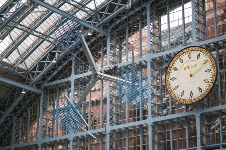 Conrad Shawcross, The Interpretation of Movement (a 9.8 in blue), 2017. St Pancras International. Courtesy of the artist and Victoria Miro, London Venice. Photo Marc Wilmot