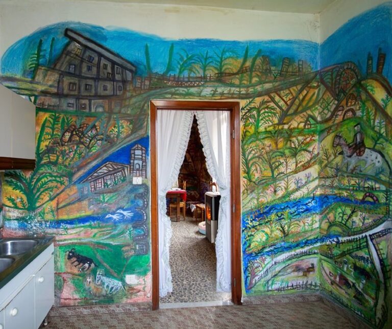 Casa dei Simboli di Bonaria Manca, dipinti della cucina. Ph. Paola Manca