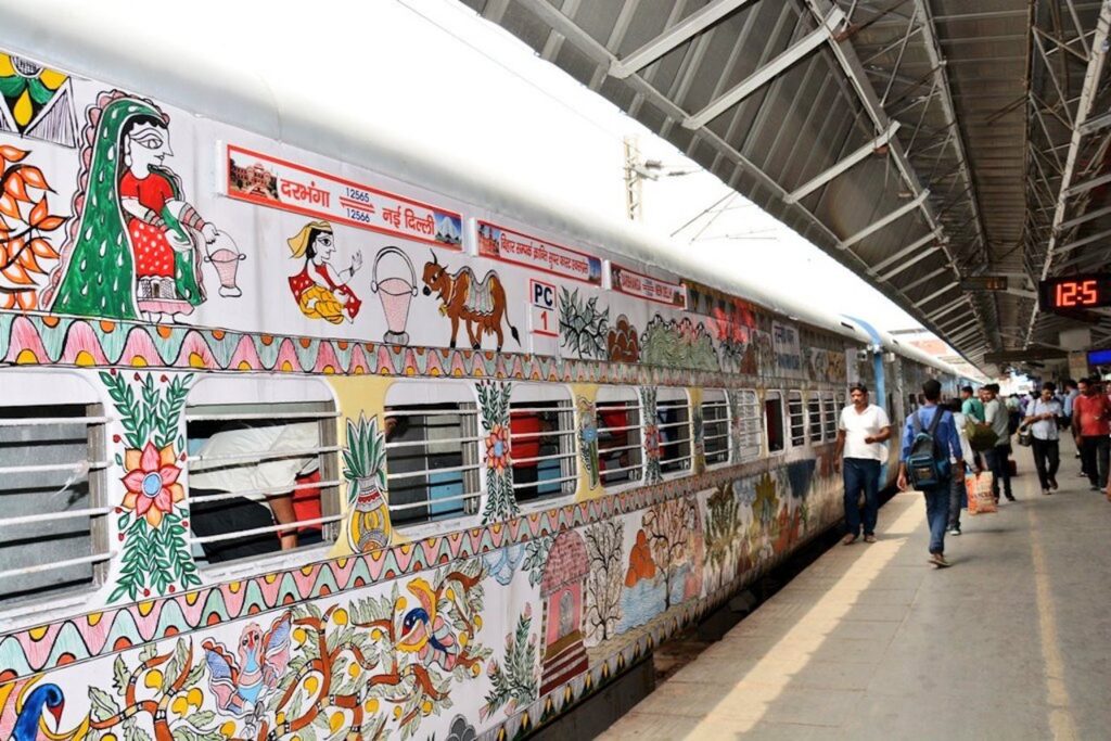 Le Ferrovie Indiane chiamano gli artisti locali a decorare i treni dismessi